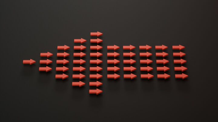 Röd pil mot svart bakgrund