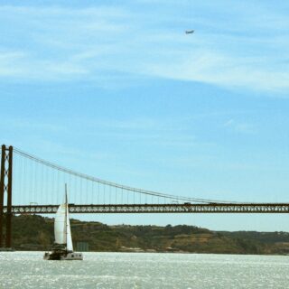 Segelbåt nära en bro