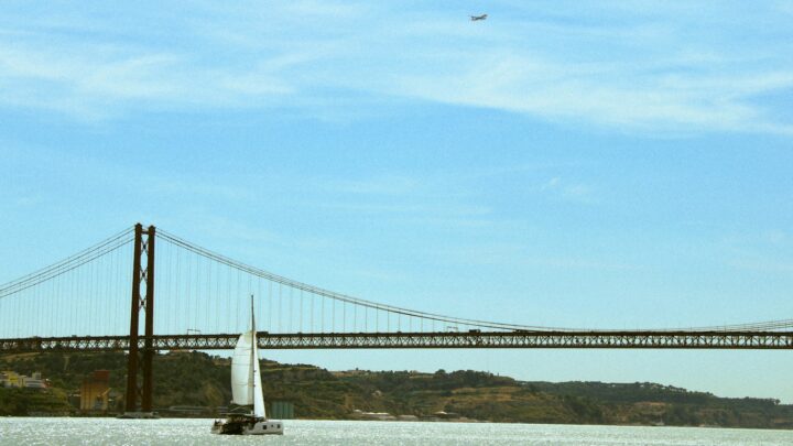 Segelbåt nära en bro