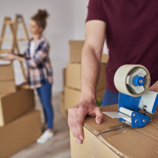 Två personer som packar inför flytt