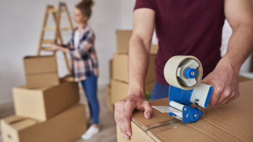 Två personer som packar inför flytt